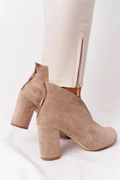 Zamszowe Botki Na Słupku Z Wycięciem Exquisite 1243 Beżowe