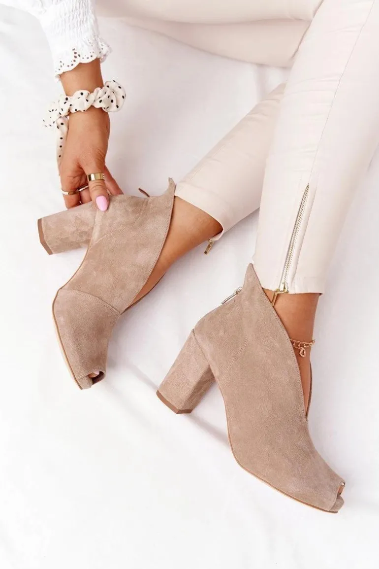 Zamszowe Botki Na Słupku Z Wycięciem Exquisite 1243 Beżowe