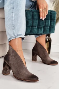 Zamszowe Botki Na Słupku Z Wycięciem Exquisite 1231 Cappuccino