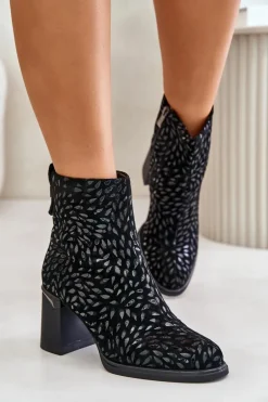 Zamszowe Botki Na Słupku Z Ozdobnym Tłoczeniem D&A CR42-192 Czarne