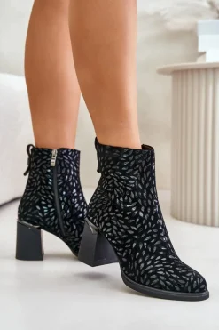 Zamszowe Botki Na Słupku Z Ozdobnym Tłoczeniem D&A CR42-192 Czarne