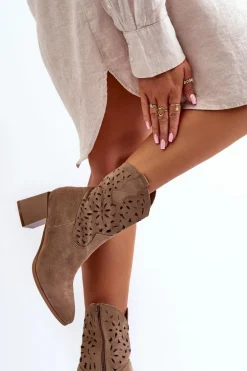 Zamszowe Botki Z Ażurową Cholewką Na Klocku Ciemnobeżowe Irvelame