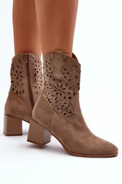 Zamszowe Botki Z Ażurową Cholewką Na Klocku Ciemnobeżowe Irvelame