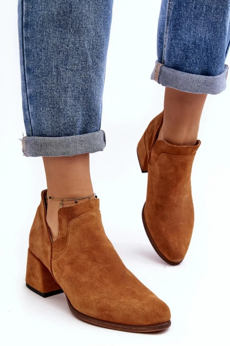 Zamszowe Botki Z Wycięciami Na Obcasie Camel Dalros