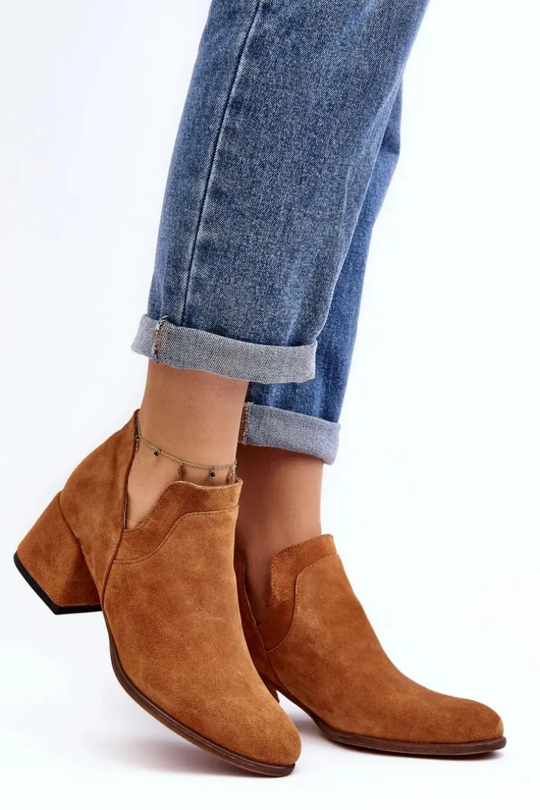 Zamszowe Botki Z Wycięciami Na Obcasie Camel Dalros