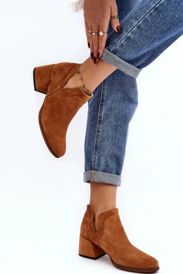 Zamszowe Botki Z Wycięciami Na Obcasie Camel Dalros