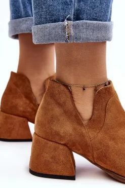 Zamszowe Botki Z Wycięciami Na Obcasie Camel Dalros