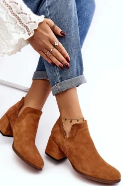 Zamszowe Botki Z Wycięciami Na Obcasie Camel Dalros