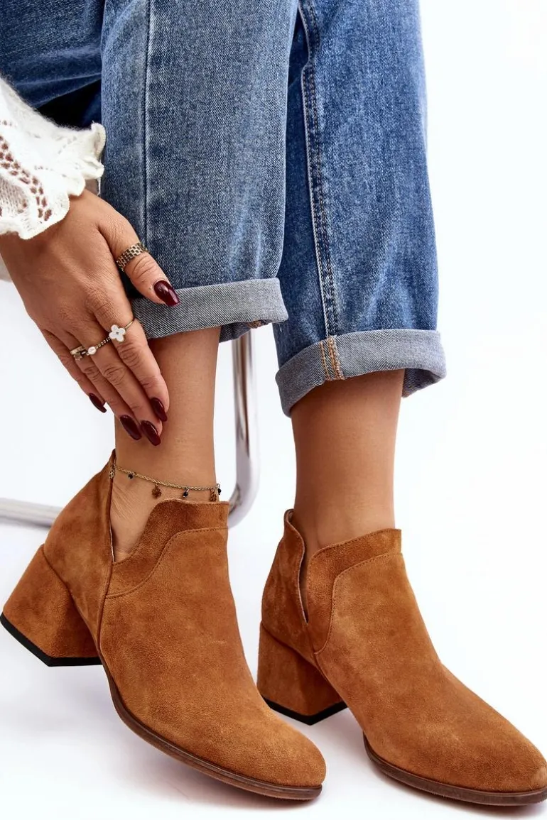Zamszowe Botki Z Wycięciami Na Obcasie Camel Dalros