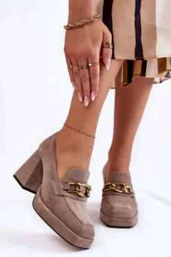 Zamszowe Czółenka Z Ozdobnym Łańcuchem Laura Messi 2444 Jasnobrązowe