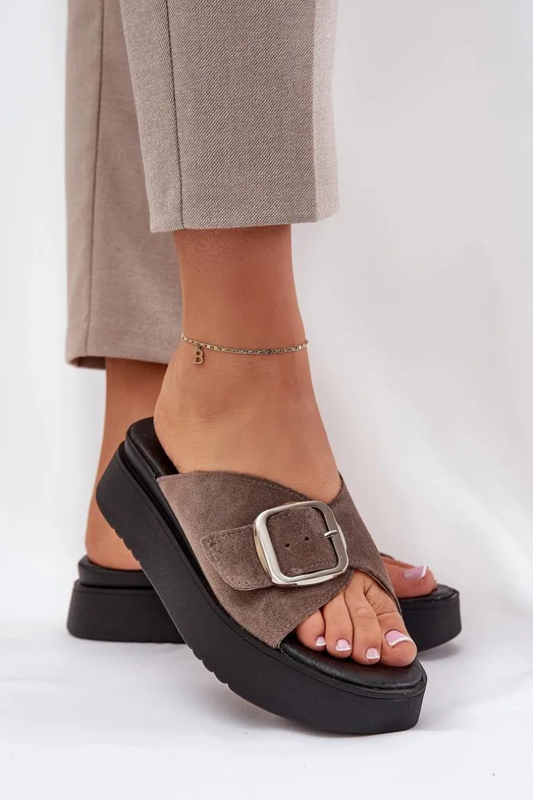 Zamszowe Klapki Damskie Z Klamrą Na Platformie Zazoo 3019 Brązowe