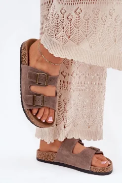 Zamszowe Klapki Na Korkowej Podeszwie Z Klamrami Ciemnobeżowe Tavira