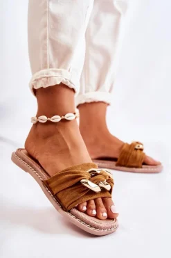 Zamszowe Klapki Z Ozdobnym Łańcuchem Camel Louie