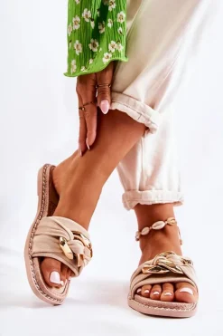 Zamszowe Klapki Z Ozdobnym Łańcuchem Beżowe Louie