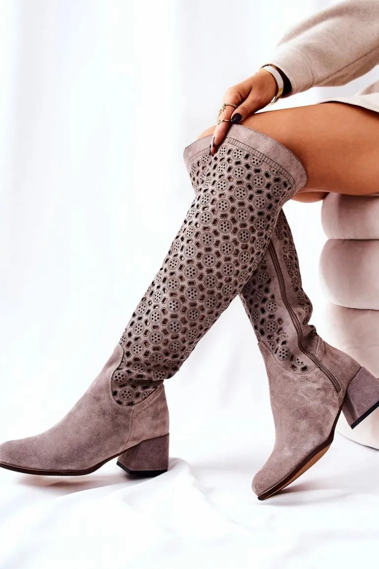 Zamszowe Kozaki Z Ażurowym Wzorem Jasnobrązowe Hekilea