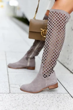 Zamszowe Kozaki Z Ażurowym Wzorem Jasnobrązowe Arinna