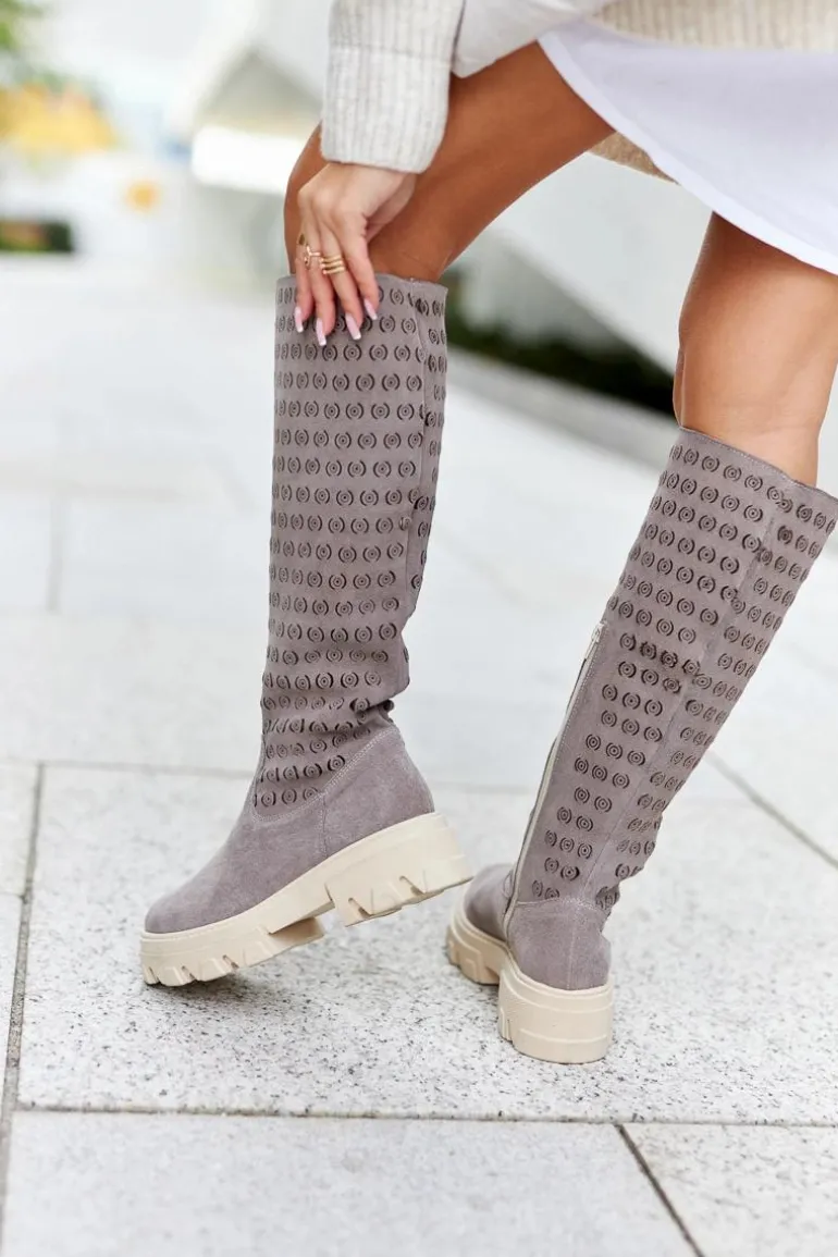 Zamszowe Kozaki Z Ażurowym Wzorem Jasnobrązowe Eldime