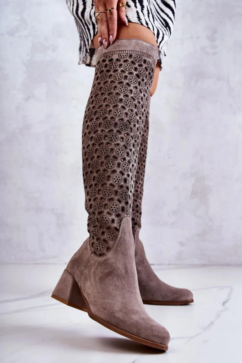 Zamszowe Kozaki Z Ażurowym Wzorem Ciemnobeżowe Hekilea