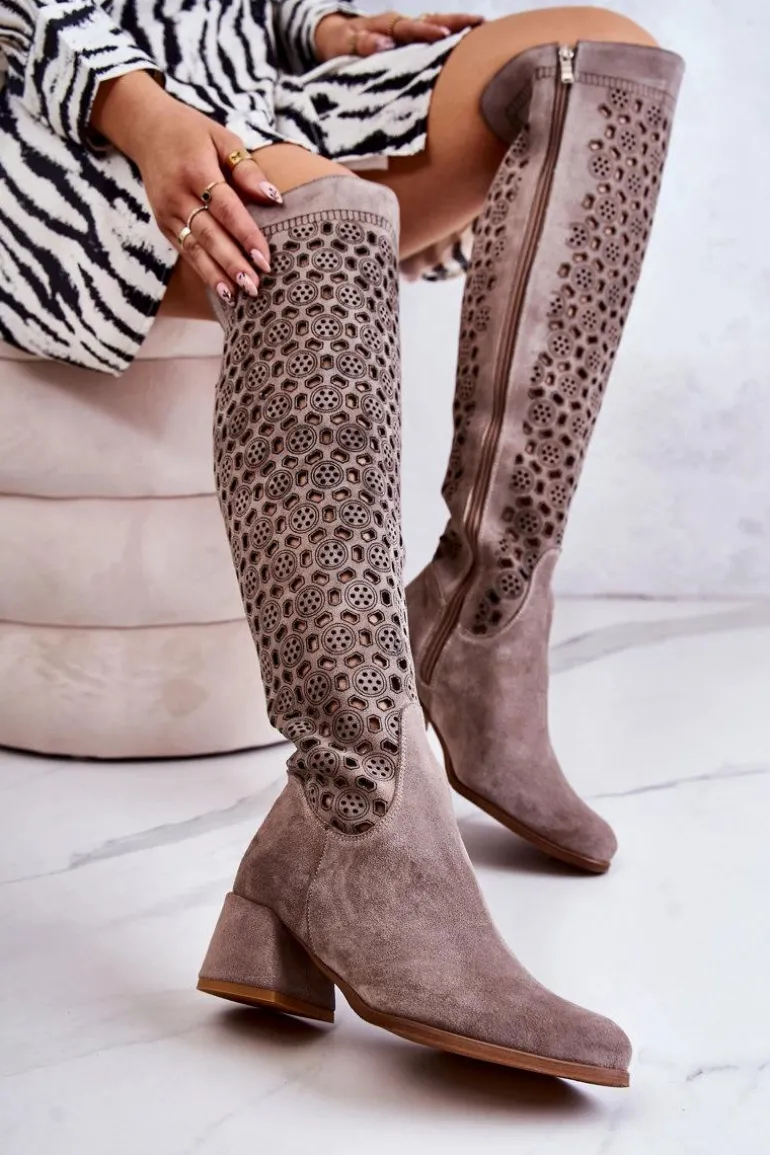 Zamszowe Kozaki Z Ażurowym Wzorem Ciemnobeżowe Hekilea