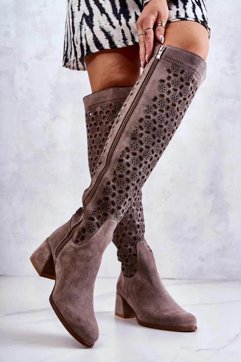 Zamszowe Kozaki Z Ażurowym Wzorem Ciemnobeżowe Hekilea