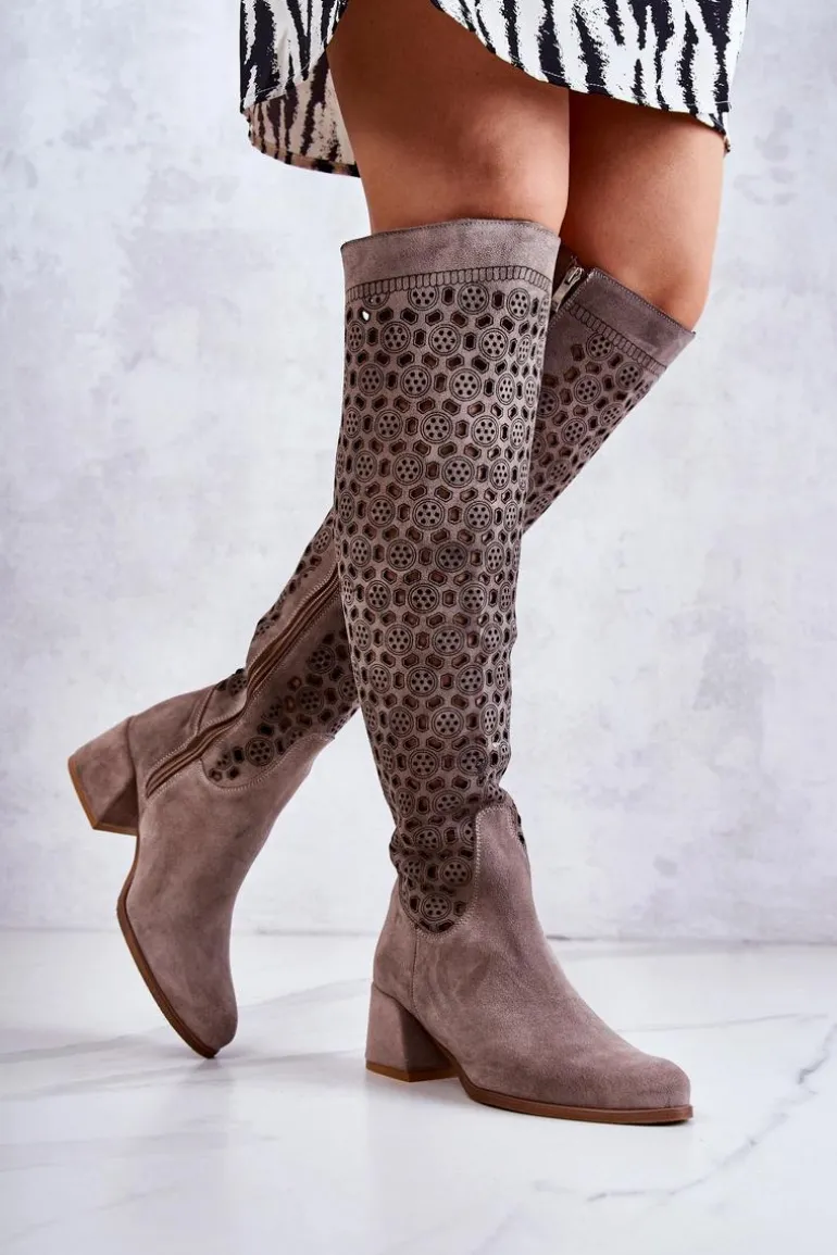 Zamszowe Kozaki Z Ażurowym Wzorem Ciemnobeżowe Hekilea