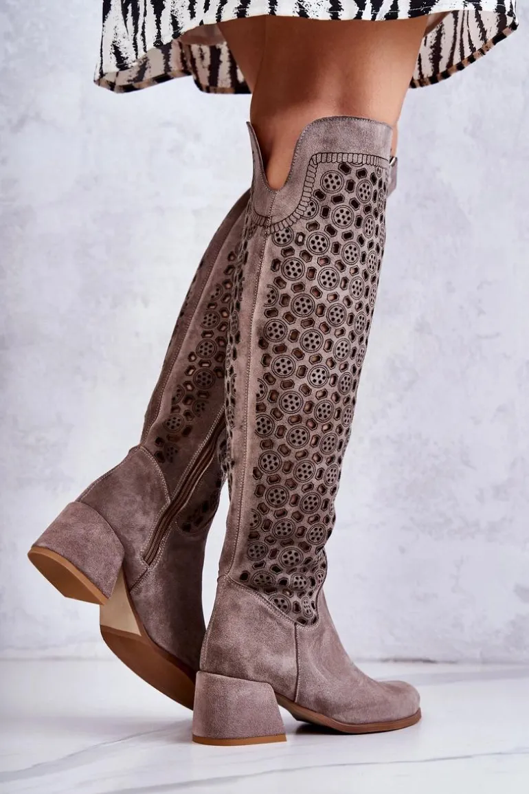 Zamszowe Kozaki Z Ażurowym Wzorem Ciemnobeżowe Hekilea