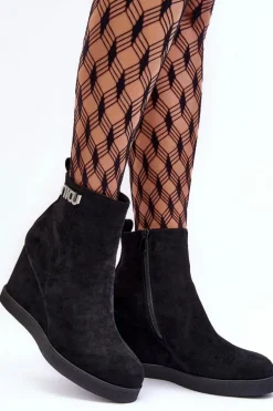 Zamszowe Ocieplane Botki Na Koturnie Z Ozdobą Czarne Vere
