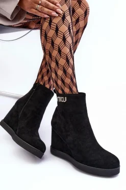 Zamszowe Ocieplane Botki Na Koturnie Z Ozdobą Czarne Vere