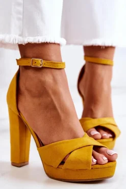 Zamszowe Sandałki Na Słupku Żółte Lanelle