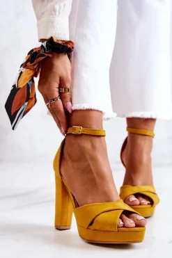 Zamszowe Sandałki Na Słupku Żółte Lanelle