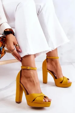 Zamszowe Sandałki Na Słupku Żółte Lanelle