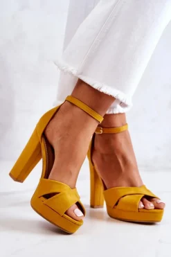 Zamszowe Sandałki Na Słupku Żółte Lanelle