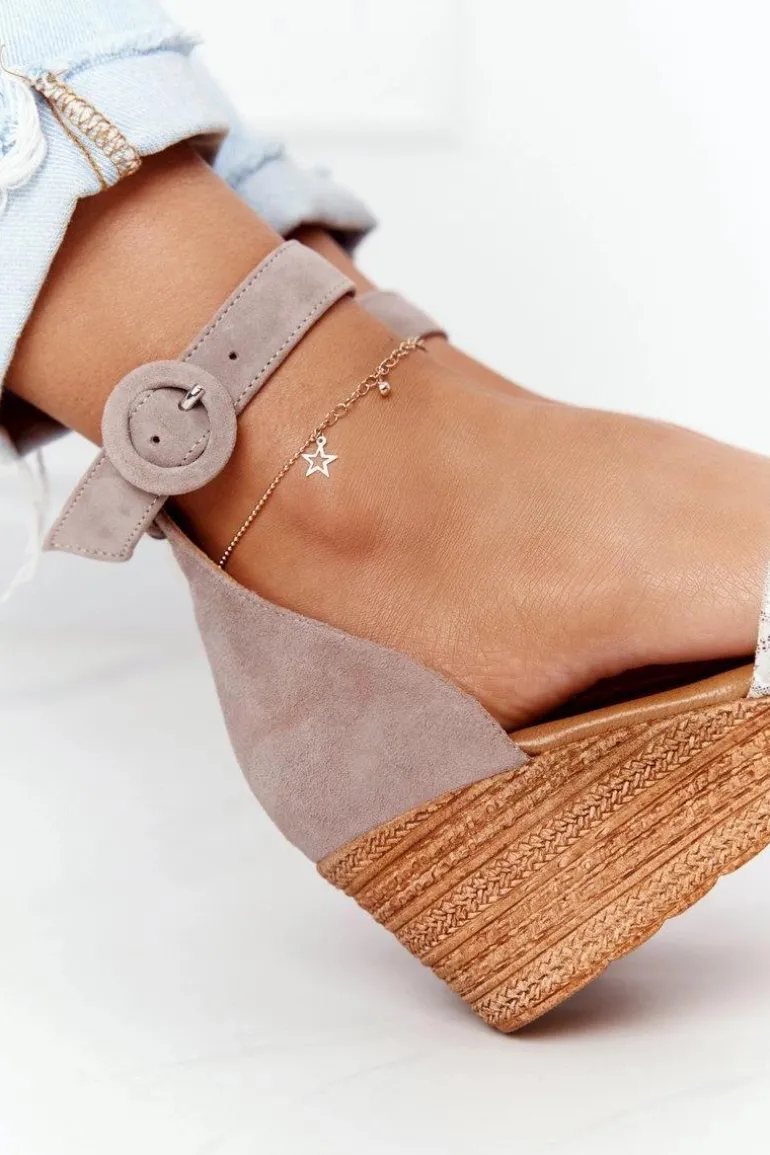 Zamszowe Sandały Na Koturnie Maciejka 04565-04 Beżowo-Złote