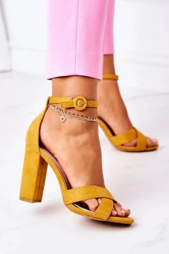 Zamszowe Sandały Na Słupku Żółte Destino
