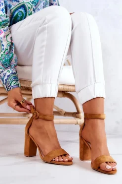 Zamszowe Sandały Na Słupku Camel Hattie