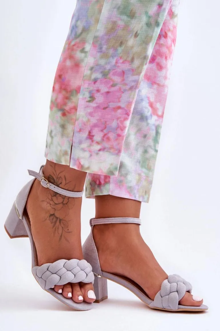 Zamszowe Sandały Z Warkoczem Szare Essenza