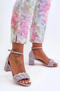 Zamszowe Sandały Z Warkoczem Szare Essenza