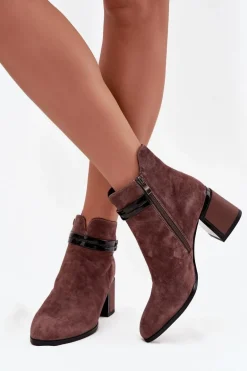 Zamszowe Skórzane Botki Damskie Na Słupku Z Ozdobnym Paskiem Ocieplane D&A CR52-650 Brązowe