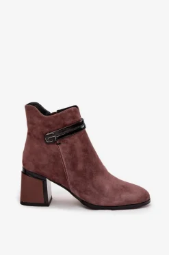 Zamszowe Skórzane Botki Damskie Na Słupku Z Ozdobnym Paskiem Ocieplane D&A CR52-650 Brązowe