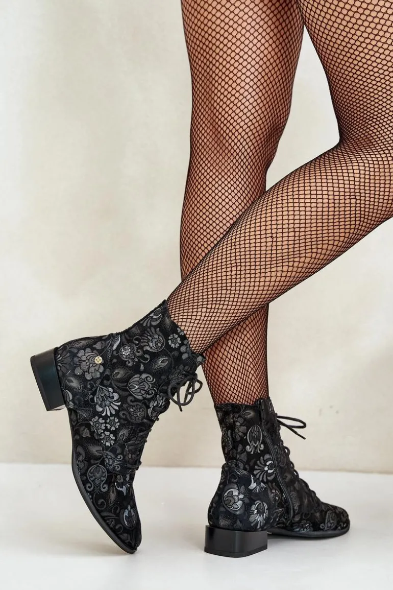 Zamszowe Wzorzyste Botki Na Płaskim Obcasie Maciejka 06391-01 Czarne