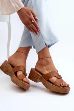 Zazoo 40412 Skórzane Eleganckie Klapki Damskie Ze Złotą Ozdobą Brązowe