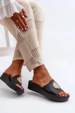 Zazoo 2920 Skórzane Klapki Damskie Na Koturnie Ze Złotym Detalem Czarne