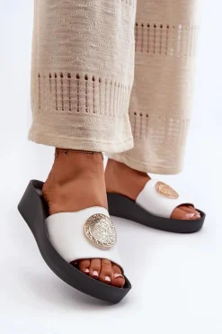 Zazoo 2920 Skórzane Klapki Damskie Na Koturnie Ze Złotym Detalem Białe