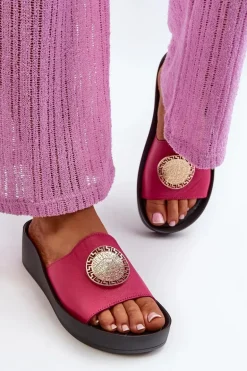 Zazoo 2920 Skórzane Klapki Damskie Na Koturnie Ze Złotym Detalem Fuksja