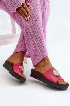 Zazoo 2920 Skórzane Klapki Damskie Na Koturnie Ze Złotym Detalem Fuksja