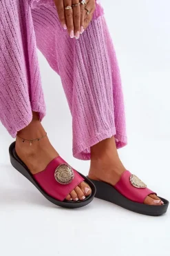 Zazoo 2920 Skórzane Klapki Damskie Na Koturnie Ze Złotym Detalem Fuksja