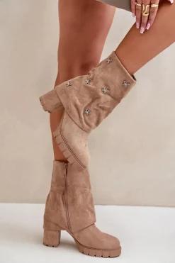 Zdobione Botki Z Wywiniętą Cholewką Na Słupku Beżowe Esadora